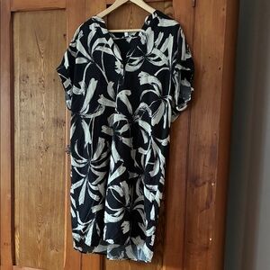 10/25$ 🧁 Chic Black and White Leaf Print Dress